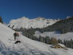 Et on arrive au dessus de La Planniaz, où nous allons descendre. Belle vue sur Les Verraux.