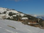 Sur notre droite, au fond Bellevue et un chalet qui est en piteux état
