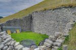 La hauteur du mur est impressionnante.