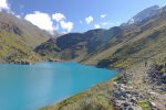 Notre chemin longe le long du barrage et est bien tranquille