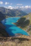 Vue sur le barrage depuis le refuge, l'ombre progresse vite à cette saison.