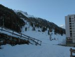 Départ depuis le parking de la station de ski de Siviez, 1733m. On part en direction de Tsalet Vio Maretse, au début par la route enneigée.