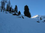 On quitte assez vite la route pour une remontée de cette pente. La neige étant dure (excellent regel nocturne), l'adhérence est limite.