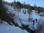 On déchausse pour traverser la rivière au niveau de Plan di Arjes, 2015m