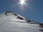 Il nous faut monter dans ces pentes raides, on met les couteaux, neige dure. Vers 3080m, je déchausse et je finis à pieds, je sors le piolet plus pour son aide psychologique que technique !