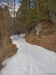 On retrouve le chemin d'été, la neige est encore présente. On suit un peu plus le chemin d'été qu'à la montée jusque vers La Tsa