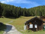 Départ depuis Moay (1690m), on part tout droit pour tourner à gauche au panneau au fond.