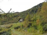 Et on sort de la forêt clairsemée à cet abri, avant la ferme du Pt2032