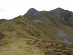 En arrivant sur la crête, on tourne sur notre gauche pour longer la crête. On va suivre le chemin visible, le sommet de Six Blanc est au fond à droite.