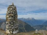 Le cairn de Six Blanc, 2445m avec les Dents du Midi en vue.