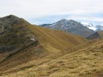 Le Col de Chargerat, 2331m avec le Mont Rogneux et le Grand Combin au fond.