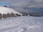 Vers 11h30, le soleil émerge et les skieurs arrivent. Mais il reste de quoi tracer.