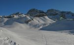 Pour le Col des Chamois, il faudrait continuer vers l'Ecuelle, tout droit. La cabane Barraud sur la colline à droite