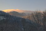 Le soleil est rasant en hiver et donc les montagnes font obstruction