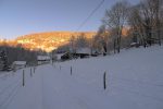 Nous passons devant la ferme aux moutons et monterons sur la clairière en haut à gauche