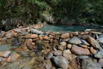 L'eau s'écoule à travers les cailloux