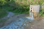 Le forage de reconnaissance d'où s'écoule une eau souffrée.