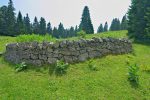 Le réservoir à eau, protégé par un mur de pierres sèches