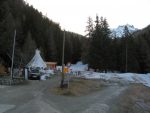 Départ depuis le restaurant du camping Le Prilett 1695m, j'ai loué une voiture Mobility que j'ai laissé sur le parking normalement réservé à la clientèle du restaurant ! On part sur la piste.