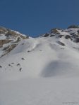 J'ai croisé un skieur qui descendait ces pentes et après avoir discuté avec lui, j'abandonne le Toûno trop dégarnie pour aller à la Pointe de Tourtemagne. On s'adapte ! Il faut donc remonter ce large couloir.