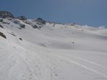 On tourne sur notre gauche pour rejoindre un deuxième vallon, je suis la trace du centre puis à droite de la photo.