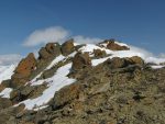 Les dernières pentes sont pentues et la neige soufflée délicate. Peu avant le sommet, je déchausse pas assez de neige. Je suis entre le sommet N et S de la Pointe deTourtemagne (3080m et 3070m). Comme je m'y trouve bien, je reste entre ces deux sommets.