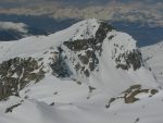 Le Toûno depuis la Pointe de Tourtemagne et plusieurs skieurs qui montent.