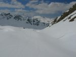 Après le Lac du Toûno, on se laisse glisser, on voit au centre gauche un panneau d'été, enfin il émerge tout juste !