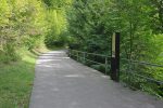 Je vois un passage rive gauche, au niveau du barrage et je l'emprunte. Chemin bétonné