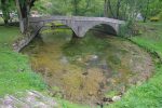 Je sors et continue mon parcours, avec ce pont qui enjambe cette gouille !