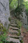 ... pour monter ce magnifique escalier taillé dans la roche.