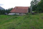 La ferme Chez le Banderet (1088m). On continue tout droit