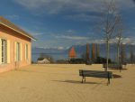 Vue sur la place attenante, les Alpes et le toit de l'Abbaye