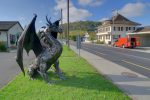 Le long de la route, une statue devant un garage de motos où Brigitte Bardot n'a peur de personne.