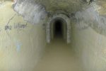 Un couloir, au flash
