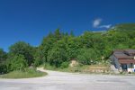 Départ depuis Le tiocan (869m) sur la route menant au col de Crozet, au dessus de Thoiry. Il y a un grand parking. On part sur la route en face de nous, pour très vite prendre un chemin de montagne.