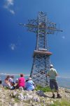 La croix du Reculet, 1717.4m (1718m sur IGN et 1719m sur SwissTopo !). Ce sommet, après révision de l'altitude de Crêt de la Neige, a donc perdu le titre envié de plus haut sommet du Jura.