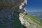 Je voulais passer par le chemin supérieur, mais ce panneau interdisait l'accés pour cause de chutes de pierres. J'ai résisté à mon envie d'y aller et j'ai donc pris le chemin par le centre du vallon.