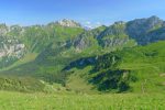 La vue s'ouvre sur les Cornettes de Bise et la Dent d'Oche.