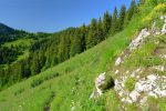 On remontera par la route au fond à gauche