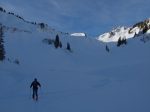 Le col est tout au fond, partie éclairée. On va suivre des traces sur la droite mais cela va nous mener à une descente. On fera au mieux pour rejoindre les traces de montée