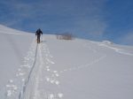 La route normale est de partir à gauche, mais on va faire un détour vers la croix sur la droite