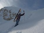 Toujours stressant de monter une forte pente les skis sur le dos. J'ai utilisé mon piolet mais la neige était trop meuble pour avoir des appuis.