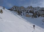 On remonte le couloir vers Le Linleu, au début neige croutée puis à l'ombre poudreuse