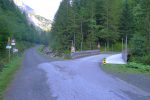 Le parking de Champ de Barme, la route à droite monte à Barme