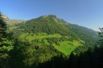 Une trouée nous permet de voir Planachaux au-dessus de Champéry