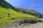 Nous montons, il y a une trace et un cailloux peint en blanc