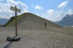 On retrouve les panneaux français. Tête de Pérua, 2296m (2295m sur la carte Swisstopo)