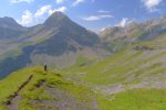 Nous allons marquer une pause par là, avec la vue sur le Lac de la Vogealle. Le chemin part ensuite dans le vallon sur la gauche