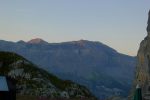 Au petit matin, depuis le Refuge de la Vogealle, lever du soleil. Au fond à gauche le Mont Buet